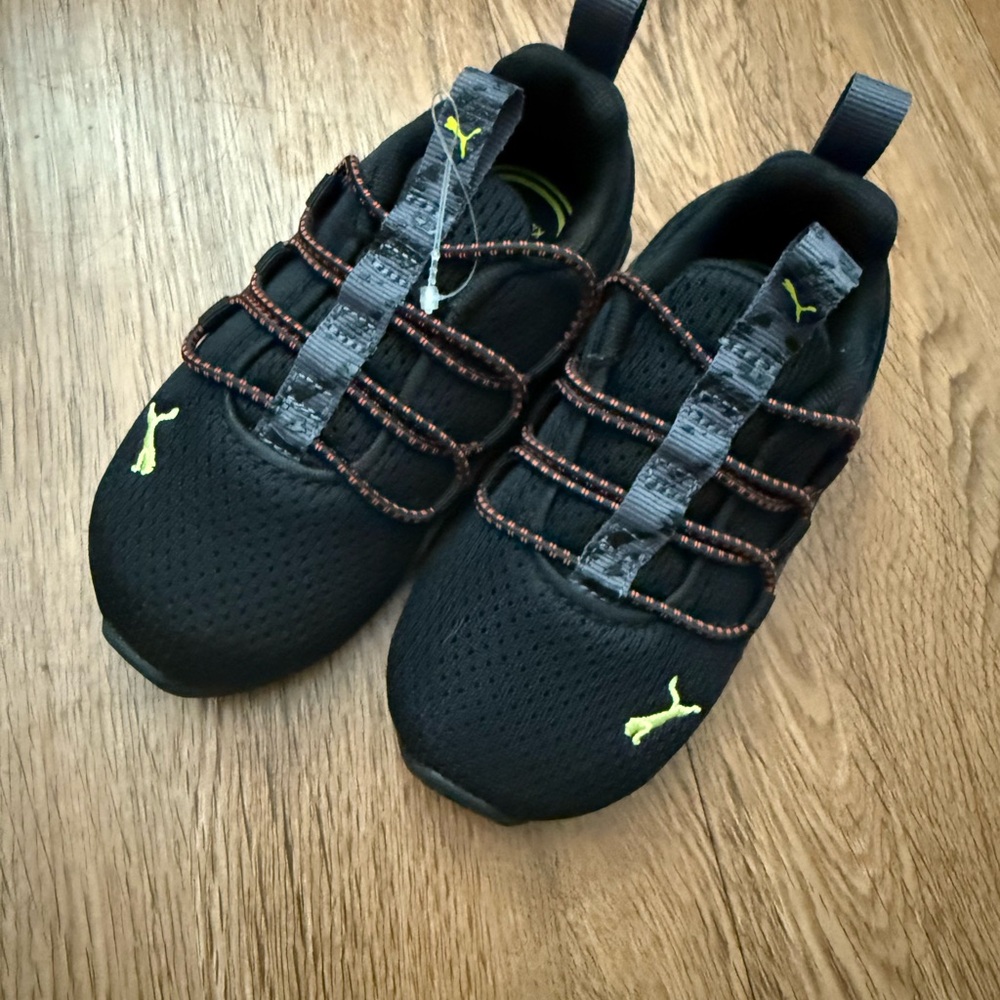 NWOT Puma Kids Kinderfit Sneakers